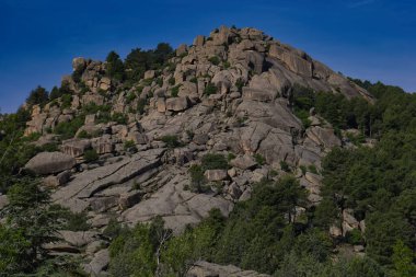 İspanya 'nın merkezindeki dağların bahar manzarası