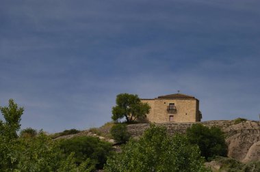İspanya 'nın merkezindeki dağların bahar manzarası
