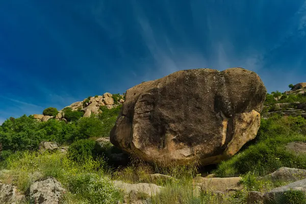 İspanya 'nın merkezindeki dağların bahar manzarası