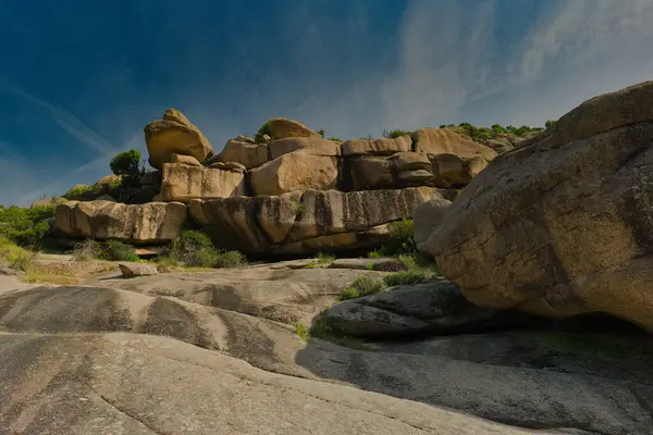 İspanya 'nın merkezindeki dağların bahar manzarası