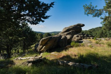 Madrid, İspanya yakınlarında güneşli bir günde bahar dağı manzarası