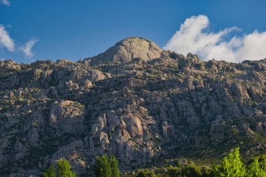 Madrid, İspanya yakınlarında güneşli bir günde bahar dağı manzarası