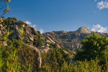 Madrid, İspanya yakınlarında güneşli bir günde bahar dağı manzarası