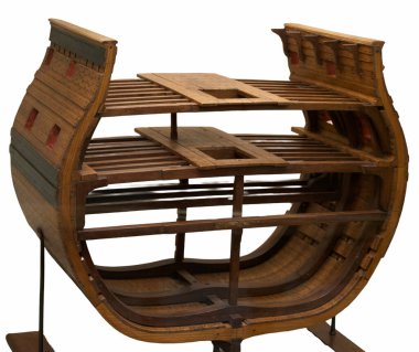 Eski bir savaş gemisi denizcilik teknolojisinin maketinin yakın plan fotoğrafı.