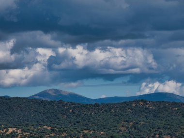 İspanya 'daki dağ manzarası Mavi gökyüzü ve bulutlarla