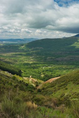 Bahar dağı manzarası güneşli bir günde Madrid yakınlarındaki Sierra de Guadarrama dağlarında.