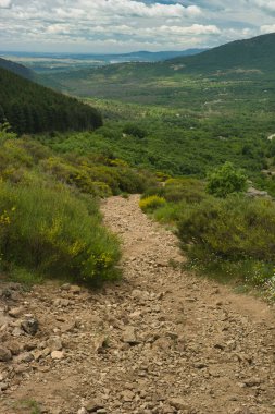 Bahar dağı manzarası güneşli bir günde Madrid yakınlarındaki Sierra de Guadarrama dağlarında.