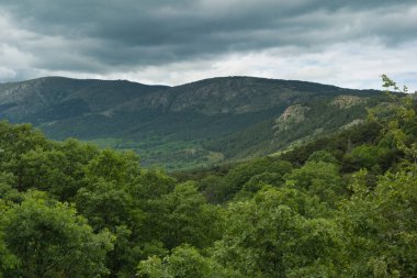 Bahar dağı manzarası güneşli bir günde Madrid yakınlarındaki Sierra de Guadarrama dağlarında.