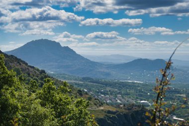 Bahar dağı manzarası güneşli bir günde Madrid yakınlarındaki Sierra de Guadarrama dağlarında.