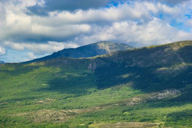 Bahar dağı manzarası güneşli bir günde Madrid yakınlarındaki Sierra de Guadarrama dağlarında.
