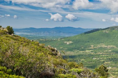 Bahar dağı manzarası güneşli bir günde Madrid yakınlarındaki Sierra de Guadarrama dağlarında.