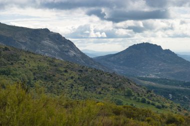 Bahar dağı manzarası güneşli bir günde Madrid yakınlarındaki Sierra de Guadarrama dağlarında.