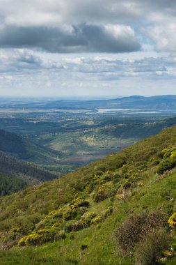 Bahar dağı manzarası güneşli bir günde Madrid yakınlarındaki Sierra de Guadarrama dağlarında.
