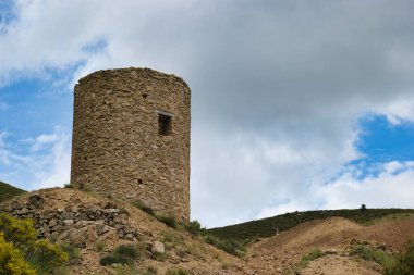 Bahar dağı manzarası güneşli bir günde Madrid yakınlarındaki Sierra de Guadarrama dağlarında.