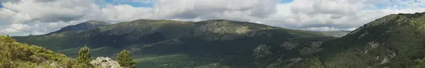 Bahar dağı manzarası güneşli bir günde Madrid yakınlarındaki Sierra de Guadarrama dağlarında.