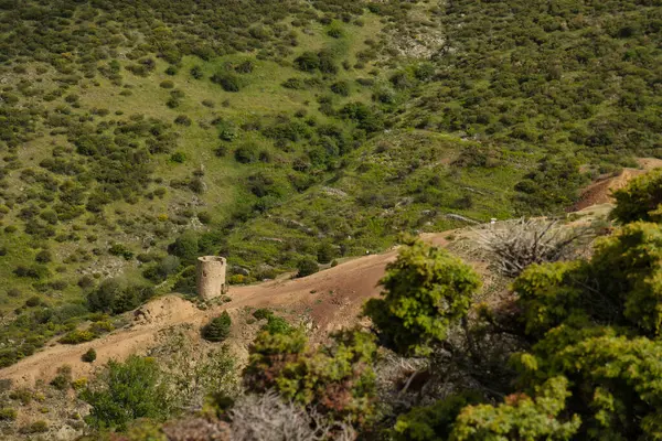 Bahar dağı manzarası güneşli bir günde Madrid yakınlarındaki Sierra de Guadarrama dağlarında.