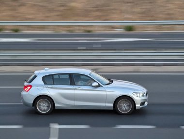 Otobanda hareket halindeki araba sabah bulanık arkaplanlı.