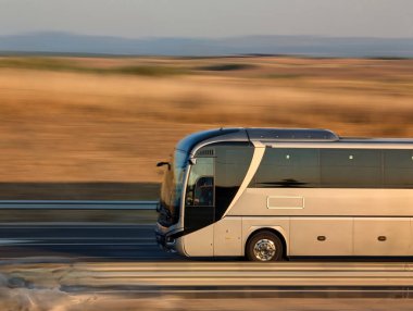 Otobanda hareket halindeki araba sabah bulanık arkaplanlı.