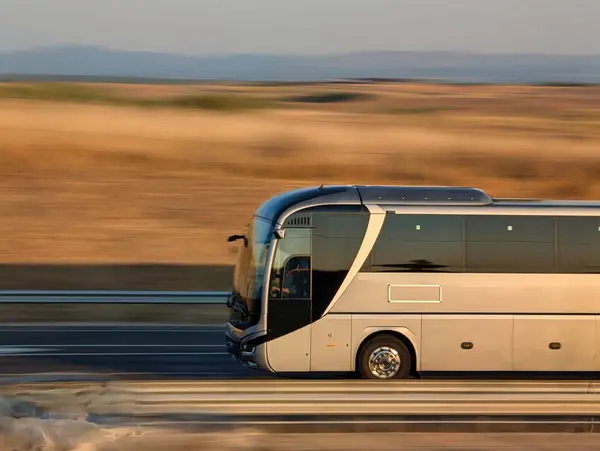 Otobanda hareket halindeki araba sabah bulanık arkaplanlı.