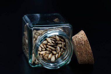 Siyah arka planda ayçiçeği tohumlarının fotoğrafı. Sağlıklı vejetaryen yiyecekler.