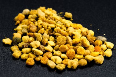 Siyah arkaplanlı polen fotoğrafı. Sağlıklı vejetaryen yiyecekler.