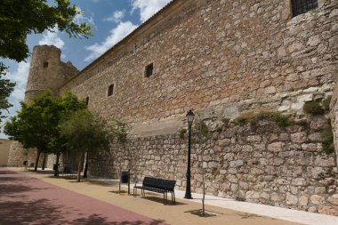 İspanya 'da güneşli bir günde ortaçağ mimarisinin manzarası