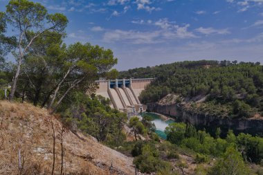 Güneşli bir günde İspanya 'daki Jucar Nehri üzerindeki hidroelektrik barajının manzarası