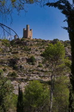 İspanya 'da güneşli bir günde ortaçağ mimarisinin manzarası