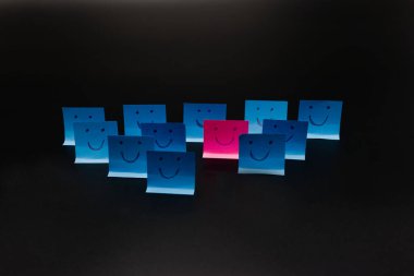 Bilgi yazmak için pastel renkli ofis yapışkan notu