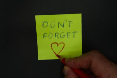 Bilgi yazmak için pastel renkli ofis yapışkan notu