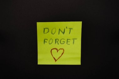 Bilgi yazmak için pastel renkli ofis yapışkan notu