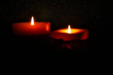 Parlak arkaplan atmosferik sahnede yanan mum