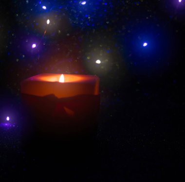 Parlak arkaplan atmosferik sahnede yanan mum