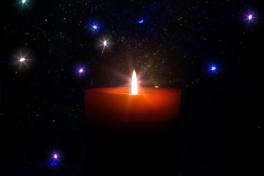 Parlak arkaplan atmosferik sahnede yanan mum