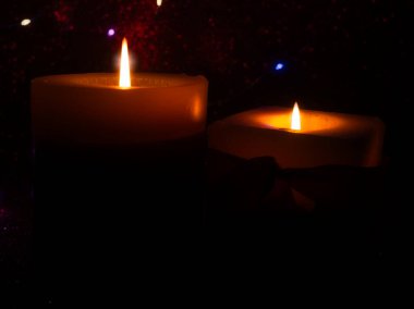 Parlak arkaplan atmosferik sahnede yanan mum