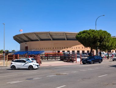 İnsanları 09, 13, 2024 'ten ayıran mimari çitlerden önceki cadde manzarası