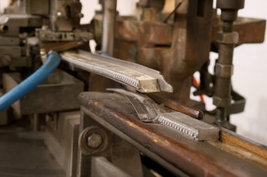 20. yüzyıldan kalma kurşun yazı tipi kalıpları için bir linotip yazdırma makinesi