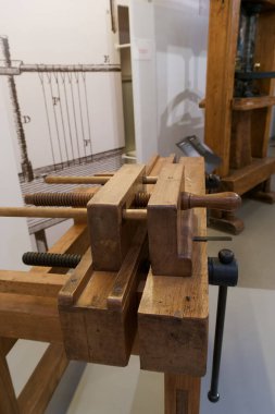 Eski zamanlardan bir ciltleme aygıtı, ahşaptan yapılmış bir klemp