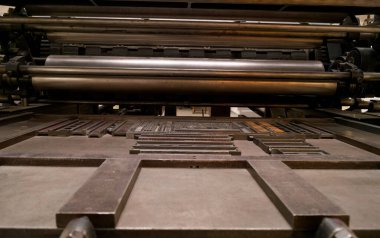 Yazdırma makinesinde boya yansıtan malzemeye boya uygulamak için rulo yazdırma