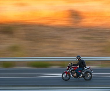 Motosiklet sabah bulanık arkaplanlı hareket halinde