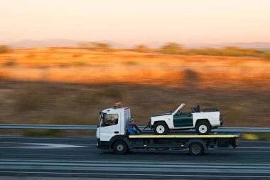 Kamyon sabah bulanık arkaplanla hareket ediyor.