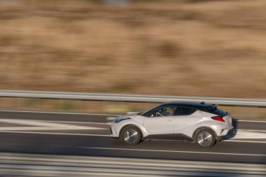 Yolcu vagonu sabah bulanık geçmişiyle hareket halinde.