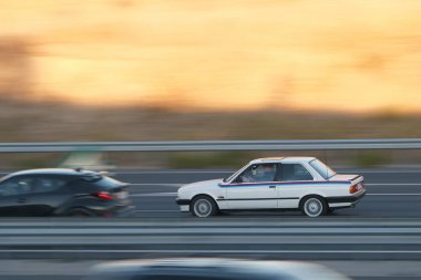Yolcu vagonu sabah bulanık geçmişiyle hareket halinde.