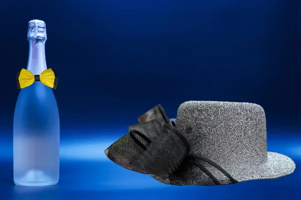 Yeni yıl ya da özel gün şampanyası. Renkli, parlak arka planda izole edilmiş.