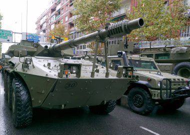 İspanyol ordusunun haki renkli askeri aracı.