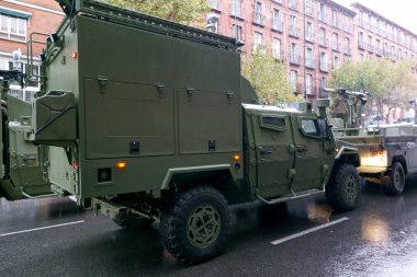 İspanyol ordusunun haki renkli askeri aracı.