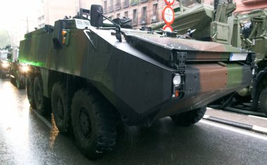 İspanyol ordusunun haki renkli askeri aracı.