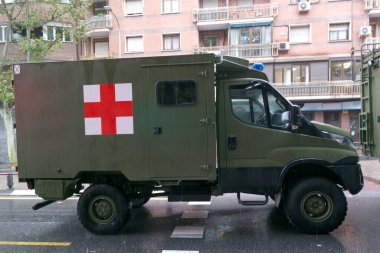 İspanyol ordusunun haki renkli askeri aracı.