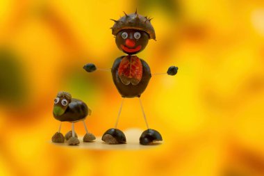 Kestaneden yapılmış sonbahar heykelcikleri güzel bir pastel arka planda