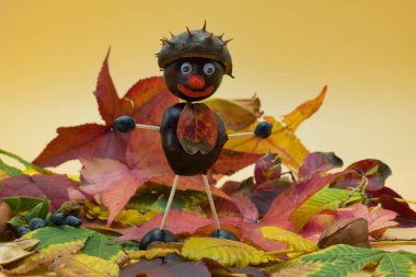 Kestaneden yapılmış sonbahar heykelcikleri güzel bir pastel arka planda